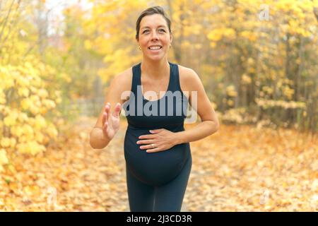 Fit Schwangeren stehen draußen an einem sonnigen Tag Stockfoto