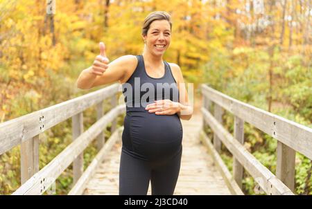 Fit Schwangeren stehen draußen an einem sonnigen Tag Stockfoto