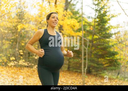 Fit Schwangeren stehen draußen an einem sonnigen Tag Stockfoto