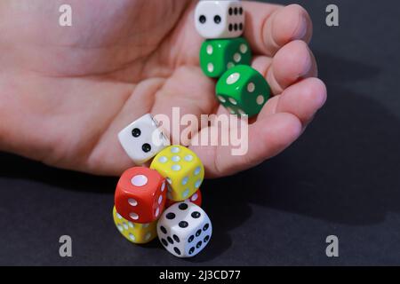 Würfel spielen, die aus einer Hand fallen Stockfoto