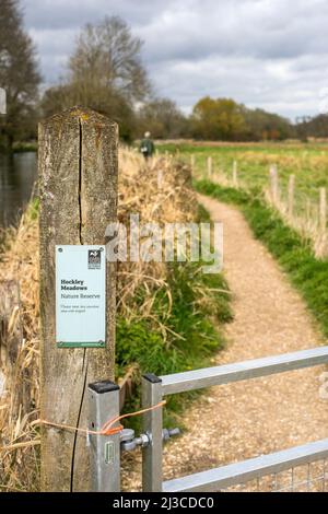 Ein Schild, das den Eingang zum Hockley Meadows Nature Reserve entlang des Flusses Itchen in der Nähe von Twyford in Hampshire, England, markiert Stockfoto