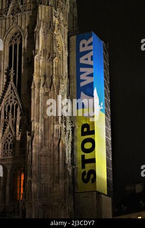 Österreichische Solidarität mit der Ukraine zeigte sich in einem großen Transparent mit der Aufschrift STOP WAR auf der Seite des Stephansdoms in Wien. Stockfoto