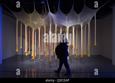 Malaga, Spanien. 07. April 2022. Ein Gentleman geht bei der Eröffnung der Ausstellung an einer Installation vorbei: "Eine Zeit für sich. Befreien Sie sich von den Fesseln des Alltags' in Malaga. Das Centre Malaga Centre Centre Centre Centre präsentiert seine neue semi-permanente Ausstellung mit verschiedenen Gemälden, Skulpturen, Installationen und anderen Werken. Die Sammlung ist Teil des Musée national d'Art moderne aus dem Museum Pompidou-Paris. Die Ausstellung läuft vom 07. April bis zum 15. Oktober 2023. (Foto von Jesus Merida/SOPA Images/Sipa USA) Quelle: SIPA USA/Alamy Live News Stockfoto