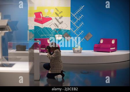 Malaga, Spanien. 07. April 2022. Während der Eröffnung der Ausstellung sieht man eine Frau fotografieren: "Eine Zeit für sich. Entreiß die Fesseln des Alltags“. Das Centre Malaga Centre Centre Centre Centre präsentiert seine neue semi-permanente Ausstellung mit verschiedenen Gemälden, Skulpturen, Installationen und anderen Werken. Die Sammlung ist Teil des Musée national d'Art moderne aus dem Museum Pompidou-Paris. Die Ausstellung läuft vom 07. April bis zum 15. Oktober 2023. (Foto von Jesus Merida/SOPA Images/Sipa USA) Quelle: SIPA USA/Alamy Live News Stockfoto