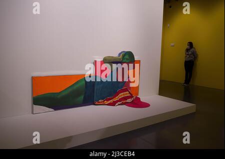Malaga, Spanien. 07. April 2022. Während der Eröffnung der Ausstellung ist ein Gemälde einer Frau zu sehen, die sich hinlegt: "Eine Zeit für sich. Befreien Sie sich von den Fesseln des Alltags' in Malaga. Das Centre Malaga Centre Centre Centre Centre präsentiert seine neue semi-permanente Ausstellung mit verschiedenen Gemälden, Skulpturen, Installationen und anderen Werken. Die Sammlung ist Teil des Musée national d'Art moderne aus dem Museum Pompidou-Paris. Die Ausstellung läuft vom 07. April bis zum 15. Oktober 2023. (Foto von Jesus Merida/SOPA Images/Sipa USA) Quelle: SIPA USA/Alamy Live News Stockfoto