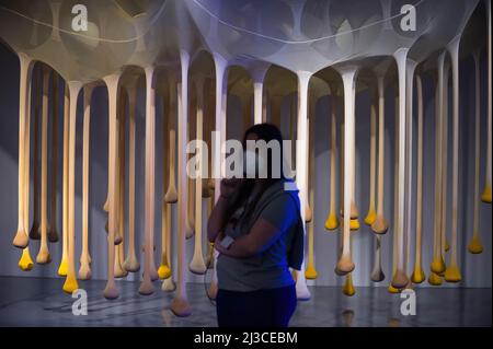 Malaga, Spanien. 07. April 2022. Während der Eröffnung der Ausstellung wird eine Frau vor einer Installation gesehen: "Eine Zeit für sich. Befreien Sie sich von den Fesseln des Alltags' in Malaga. Das Centre Malaga Centre Centre Centre Centre präsentiert seine neue semi-permanente Ausstellung mit verschiedenen Gemälden, Skulpturen, Installationen und anderen Werken. Die Sammlung ist Teil des Musée national d'Art moderne aus dem Museum Pompidou-Paris. Die Ausstellung läuft vom 07. April bis zum 15. Oktober 2023. (Foto von Jesus Merida/SOPA Images/Sipa USA) Quelle: SIPA USA/Alamy Live News Stockfoto