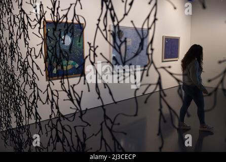 Malaga, Spanien. 07. April 2022. Eine Frau geht an Gemälden vorbei, die während der Eröffnung der Ausstellung gezeigt wurden: „Eine Zeit für sich. Befreien Sie sich von den Fesseln des Alltags' in Malaga. Das Centre Malaga Centre Centre Centre Centre präsentiert seine neue semi-permanente Ausstellung mit verschiedenen Gemälden, Skulpturen, Installationen und anderen Werken. Die Sammlung ist Teil des Musée national d'Art moderne aus dem Museum Pompidou-Paris. Die Ausstellung läuft vom 07. April bis zum 15. Oktober 2023. (Foto von Jesus Merida/SOPA Images/Sipa USA) Quelle: SIPA USA/Alamy Live News Stockfoto