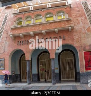 Córdoba Spanien - 09 13 2021: Blick auf die Hauptfassade des Gondora-Theaters, einem ikonischen renovierten klassischen Mehrzweck-Gebäude, auf die Innenstadt von Cordoba, Spa Stockfoto