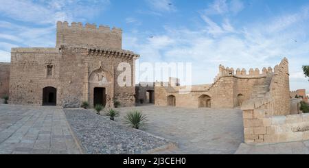 Almeria Spanien - 09 14 2021: Panoramablick auf die Innenparade, Patio de Armas, in der Alcazaba von Almería, Alcazaba y Murallas del Cerro de San Cr Stockfoto