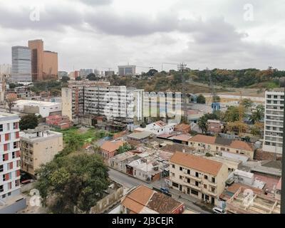 Luanda Angola - 10 13 2021: Luftaufnahme der Innenstadt von Luanda, Coqueiros-Viertel, Coqueiros-Stadion, marginale und zentrale Gebäude, Ingombota, Luanda A Stockfoto