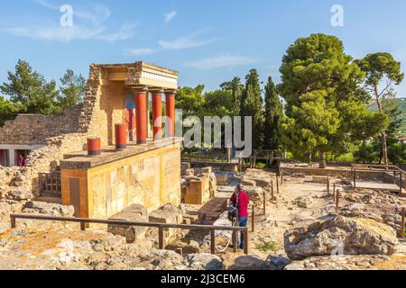 Knossos, Griechenland - 27. April 2019: Leute, Kreta Sehenswürdigkeiten, Ruinen der Minoischen Palast Stockfoto