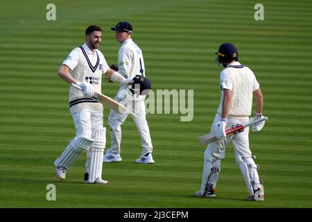 Stephen Eskinazi von Middlesex, (links) feiert das Erreichen seines Jahrhunderts mit Josh De Caires, (rechts) am ersten Tag des Spiels LV= County Championship Division Two im Lord's Cricket Ground, London. Stockfoto