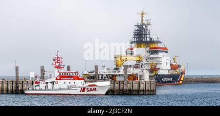 Helgoland, Deutschland. 26. März 2022. Der Rettungskreuzer Hans Hackmack vom Deutschen Seerunddienst (DGzRS) ist mit dem Mehrzweckschiff Neuwerk im Hafen von Helgoland auf Standby. Quelle: Markus Scholz/dpa/Alamy Live News Stockfoto