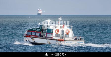 Helgoland, Deutschland. 26. März 2022. Die Dünenfähre „Witte Kliff“ von Helgoland verkehrt regelmäßig zwischen der Hauptinsel und der Düne von Helgoland. Quelle: Markus Scholz/dpa/Alamy Live News Stockfoto