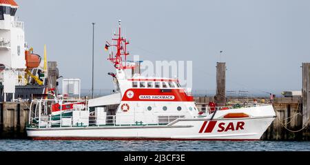 Helgoland, Deutschland. 26. März 2022. Der Rettungskreuzer Hans Hackmack vom Deutschen Seerunddienst (DGzRS) ist im Hafen von Helgoland in Bereitschaft. Quelle: Markus Scholz/dpa/Alamy Live News Stockfoto