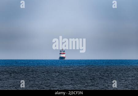 Helgoland, Deutschland. 26. März 2022. Der Tiefseerettung-Schlepper, der im Rahmen des deutschen Notschlepp-Konzeptes an einer maritimen Position bei Helgoland stationiert ist, steht dort auf Standby. Das Schiff gilt als der stärkste Bergungsschlepper in deutschen Gewässern. Quelle: Markus Scholz/dpa/Alamy Live News Stockfoto