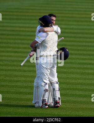 Stephen Eskinazi von Middlesex feiert das Erreichen seines Jahrhunderts mit seinem Teamkollegen Josh De Caires am ersten Tag des LV= County Championship Division Two-Spiels auf dem Lord's Cricket Ground, London. Stockfoto