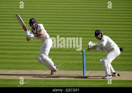 Josh De Caires von Middlesex, der am ersten Tag des zweiten Spiels der LV= County Championship Division im Lord's Cricket Ground, London, angeschlagen wurde. Stockfoto