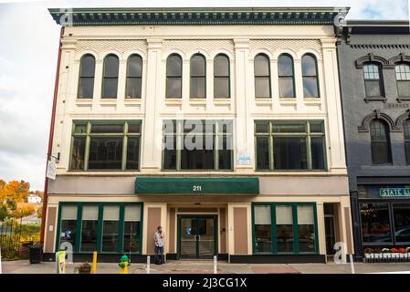 AUGUSTA, MAINE - 16. OKTOBER 2021: Farbenfrohe Ladenfronten und Gebäude in der historischen Main Street in der Stadt Augusta, Maine Stockfoto