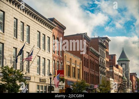 AUGUSTA, MAINE - 16. OKTOBER 2021: Farbenfrohe Ladenfronten und Gebäude in der historischen Main Street in der Stadt Augusta, Maine Stockfoto