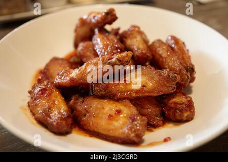 Schüssel mit gebratenen Hähnchenflügel westport County Mayo republik irland Stockfoto