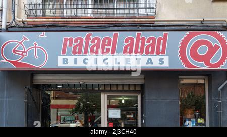 VALENCIA, SPANIEN - 07. APRIL 2022: Rafael Abad ist ein traditioneller Fahrradladen Stockfoto