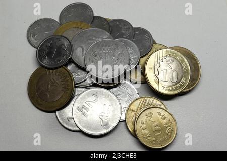 Stapel von indischen Münzen, Silbermünze, Geld, Haufen von Metall Rupien alte Münze Stockfoto