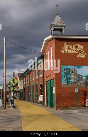 Chittenango, New York, hat gelbe Backsteinsteige, um seinen berühmtesten Ureinwohner L. Frank Baum, den Autor des wunderbaren Zauberers von Oz, zu ehren. Stockfoto