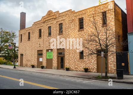 AUGUSTA, MAINE - 16. OKTOBER 2021: Koloniale Theatergebäude in der historischen Hauptstraße in der Stadt Augusta, Maine Stockfoto