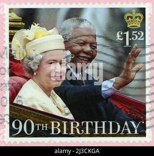 Foto einer gebrauchten britischen Briefmarke mit einem Foto von Königin Elizabeth II. Und Nelson Mandela im Jahr 1996, ihrem 90.. Geburtstag Stockfoto