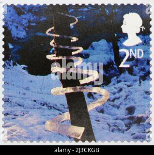Foto einer britischen Briefmarke der Klasse 2., die zu Weihnachten 2003 herausgegeben wurde, mit einem Foto einer Skulptur von Andy Goldsworthy einer Eisspirale Stockfoto