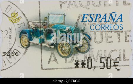 Foto einer gebrauchten selbstklebenden spanischen Briefmarke mit einer Illustration eines 1910 Humber T Autos, herausgegeben 2001 Stockfoto