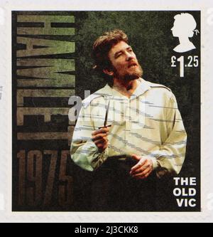 Foto einer gebrauchten britischen Briefmarke zur Feier des 200. Jahrestages des Old Vic Theaters 2018 mit einem Foto von Albert Finney als Hamlet im Jahr 1975 Stockfoto