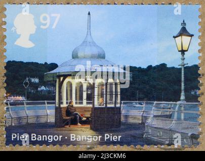 Foto einer britischen Briefmarke mit einem Bild des Bangor Pier zur Erinnerung an die Architektur am Meer Stockfoto