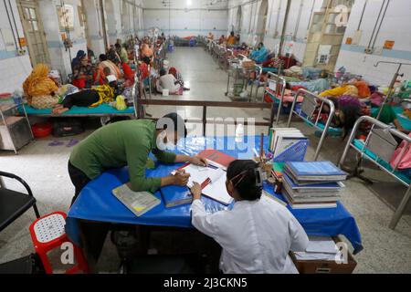 Dhaka, Bangladesch - 06. März 2022: Ärzte und Krankenschwestern von Dhaka Medical bieten den Patienten mehrmals mehr medizinische Dienste an Stockfoto