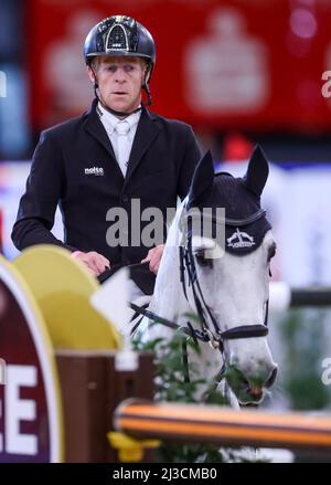 Leipzig, Deutschland. 07. April 2022. Marcus Ehning aus Deutschland startet auf Calanda im Finale des Longines Fei Jumping World Cup 1. auf der Leipziger Messe. Quelle: Jan Woitas/dpa/Alamy Live News Stockfoto