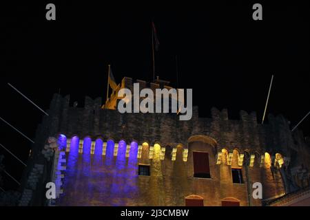 Cagnes sur Mer, Frankreich - 2. März 2022: Château Grimaldi in Haut de Cagnes leuchtet in der Nacht solidarisch mit den Farben der ukrainischen Flagge. Stockfoto