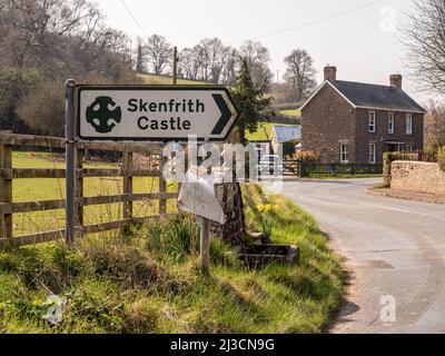 Skenfrith Abergavenny Monmouthshire Wales Großbritannien April 07 2022 Schild zum Skenfrith Castle Ancient Monument bei Abergavenny Stockfoto