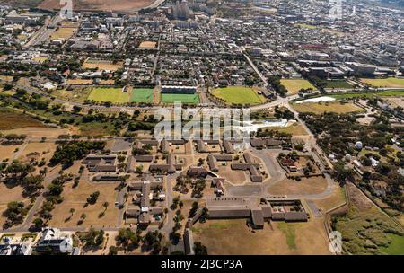 Kapstadt, Südafrika. 2022. Luftaufnahme des psychiatrischen Krankenhauses von Valken im Observatory Vorort von Kapstadt. Oben ist Hartleyvale Stadium. Stockfoto