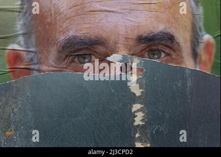 Ein zerrissenes Plakat von Eric Zemmour an einer Wand. Der Wahlkampf für die erste Runde der französischen Präsidentschaftswahlen endet am 7. April 2022 um Mitternacht. In diesem Moment wird es verboten sein, Poster aufzuhängen, Flugblätter zu verteilen und sich im Rahmen der Kampagne zu äußern. Die erste Wahlrunde beginnt am Sonntag, den 10. April, um 8:00 Uhr. Stockfoto