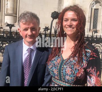 Michael Maher und Sammi Laidlaw vor den Royal Courts of Justice in London. Die beiden Demonstranten, die an Anti-Vivisektionsdemonstrationen mit Sänger will Young beteiligt waren, warten auf das Urteil eines Richters vor dem Obersten Gerichtshof, nachdem sie beschuldigt wurden, eine Verfügung gebrochen zu haben. Die Chefs von MBR Acres, die Tiere für medizinische und klinische Forschung züchten, haben Maher und Laidlaw beschuldigt, im November in einem Unternehmensstandort in Wyton, Cambridgeshire, eine Ausschlusszone betreten zu haben - unter Verletzung einer richterrechtlichen Anordnung. Ausgabedatum: Donnerstag, 7. April 2022. Stockfoto