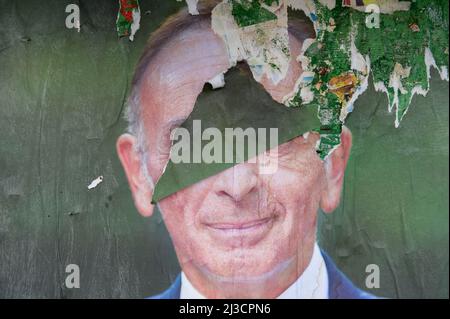 Valence, Frankreich. 09. März 2022. Ein zerrissenes Plakat von Eric Zemmour mit seinen Augen, die von einem Plakat angestoßen wurden. Der Wahlkampf für die erste Runde der französischen Präsidentschaftswahlen endet am 7. April 2022 um Mitternacht. In diesem Moment wird es verboten sein, Poster aufzuhängen, Flugblätter zu verteilen und sich im Rahmen der Kampagne zu äußern. Die erste Wahlrunde beginnt am Sonntag, den 10. April, um 8:00 Uhr. (Foto: Laurent Coust/SOPA Images/Sipa USA) Quelle: SIPA USA/Alamy Live News Stockfoto