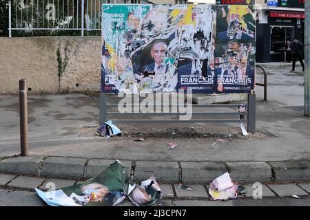 Aix En Provence, Frankreich. 14. März 2022. Stücke von Eric Zemmour's Wahlplakaten sind auf dem Boden zerknittert. Der Wahlkampf für die erste Runde der französischen Präsidentschaftswahlen endet am 7. April 2022 um Mitternacht. In diesem Moment wird es verboten sein, Poster aufzuhängen, Flugblätter zu verteilen und sich im Rahmen der Kampagne zu äußern. Die erste Wahlrunde beginnt am Sonntag, den 10. April, um 8:00 Uhr. (Foto: Laurent Coust/SOPA Images/Sipa USA) Quelle: SIPA USA/Alamy Live News Stockfoto