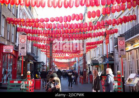 In Chinatown, im Zentrum Londons, flanieren die Menschen, während das Mondneujahr auf den 1. Februar dieses Jahres fällt. Stockfoto