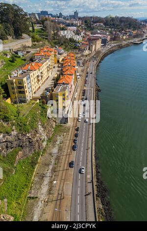 Porto, Portugal: 06. März 2022 - Blick auf das historische Zentrum von Porto mit dem Douro-Fluss zwischen Ribeira und Vila Nova de Gaia, nördlich von Portugal Stockfoto