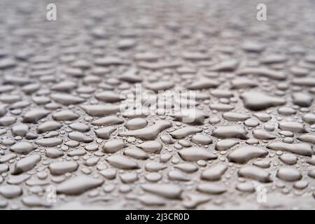 Nach Regen tropft Wasser auf die Metallplatte aus Edelstahl Stockfoto