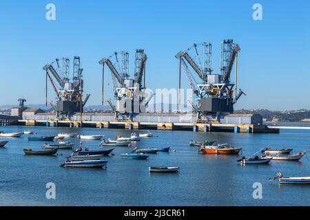 Trafaria; Portugal - 01. März; 2022: Tiefwasserterminal und Silo für Getreide, abgeleitete Produkte und ölhaltige Produkte in Trafaria, Portugal mit Fisch Stockfoto