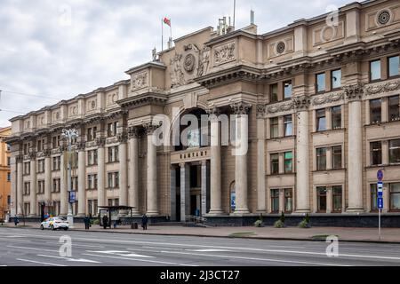 Minsk, Weißrussland, 04.11.21. Zentrales Postgebäude in Minsk, neoklassizistisches Gebäude mit Säulen, Skulpturen und einer Uhr. Stockfoto