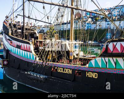 Die Replik der Golden Hind, der berühmten Galeone von Sir Francis Drake, die dauerhaft im Hafen von Brixham, Devon, vertäut ist. Stockfoto