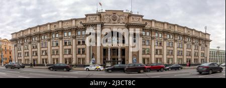 Minsk, Weißrussland, 04.11.21. Zentrales Postgebäude in Minsk Panorama, neoklassizistisches Gebäude mit Säulen, Skulpturen und einer Uhr. Stockfoto